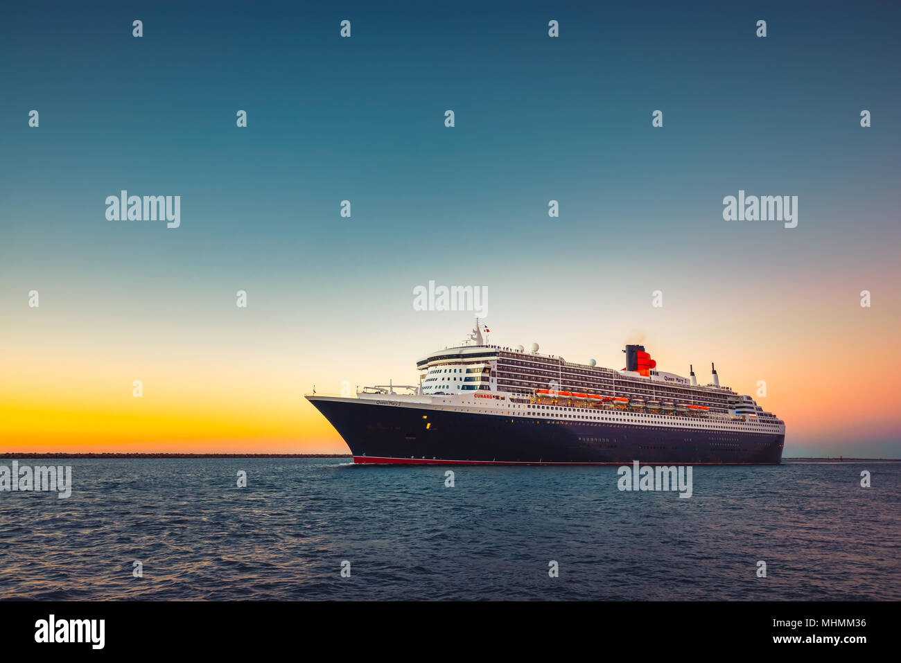 Adelaide, Australien - 16. Februar 2018: Cunard Line RMS Queen Mary 2 das Flaggschiff mit Menschen an Bord Verlassen äußeren Hafen in Port Adelaide für Kreuzfahrt Stockfoto