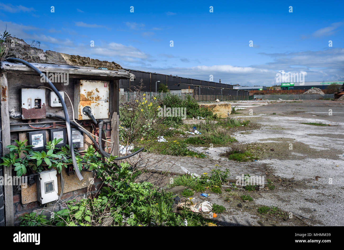 Alte elektrische Schalter und Sicherungen auf einem verlassenen Industriegelände. Stockfoto