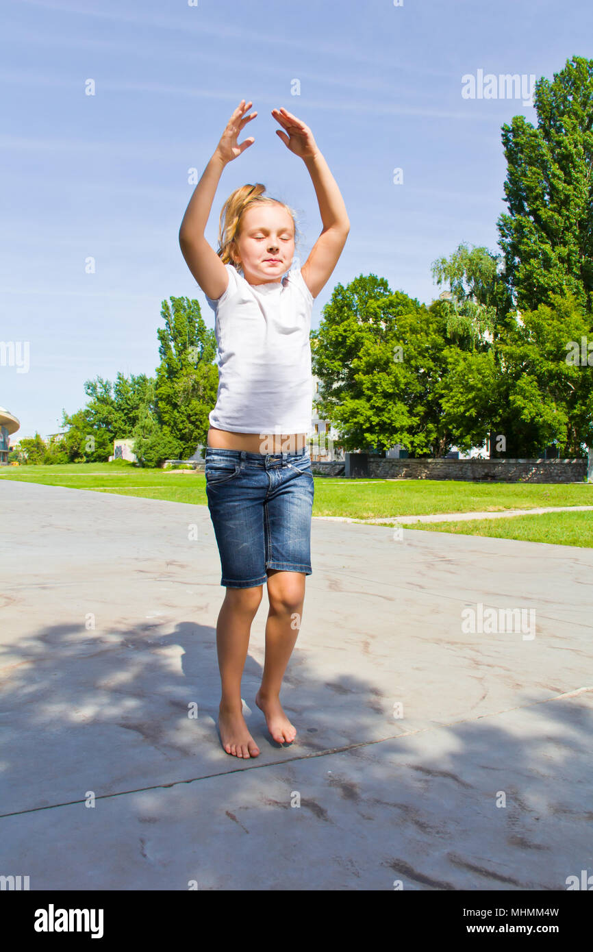 Foto von netten Mädchen in Lotus-pose Stockfoto