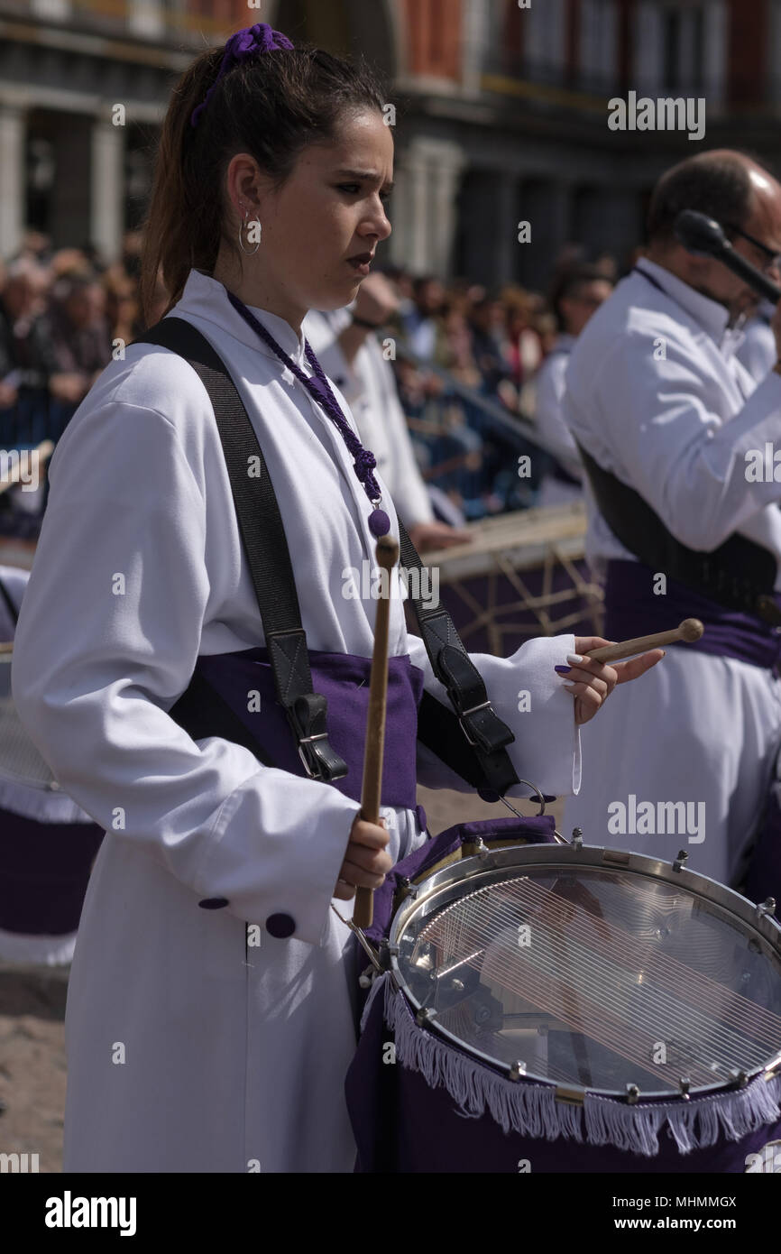 Mitglieder des "Nuestra Señora de la Soledad y Desamparo" (Unsere Liebe Frau von Einsamkeit und Hilflosigkeit) Brüderlichkeit, von Villamayor de Gallego, zum Spielen mit Pauken während der Heiligen Woche "tamborrada" (Schlagzeug Erhöhung) an der Plaza Mayor in Madrid, Spanien, dass Ostern in der Hauptstadt endet. Mit: Atmosphäre Wo: Madrid, Gemeinschaft von Madrid, Spanien Wann: 01. April 2018 Credit: Oscar Gonzalez/WENN.com Stockfoto