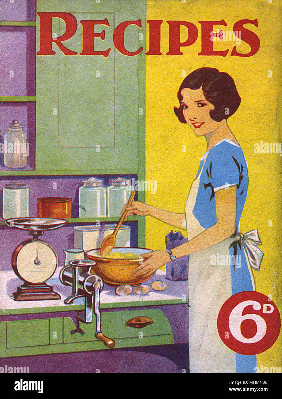 Eine Frau steht in der Küche Speisekammer oder Kommode Ausprobieren neuer Rezepte. Angeschlossen an die Arbeit Service ist eine handbetätigte Fleischwolf. Datum: C 1930 Stockfoto