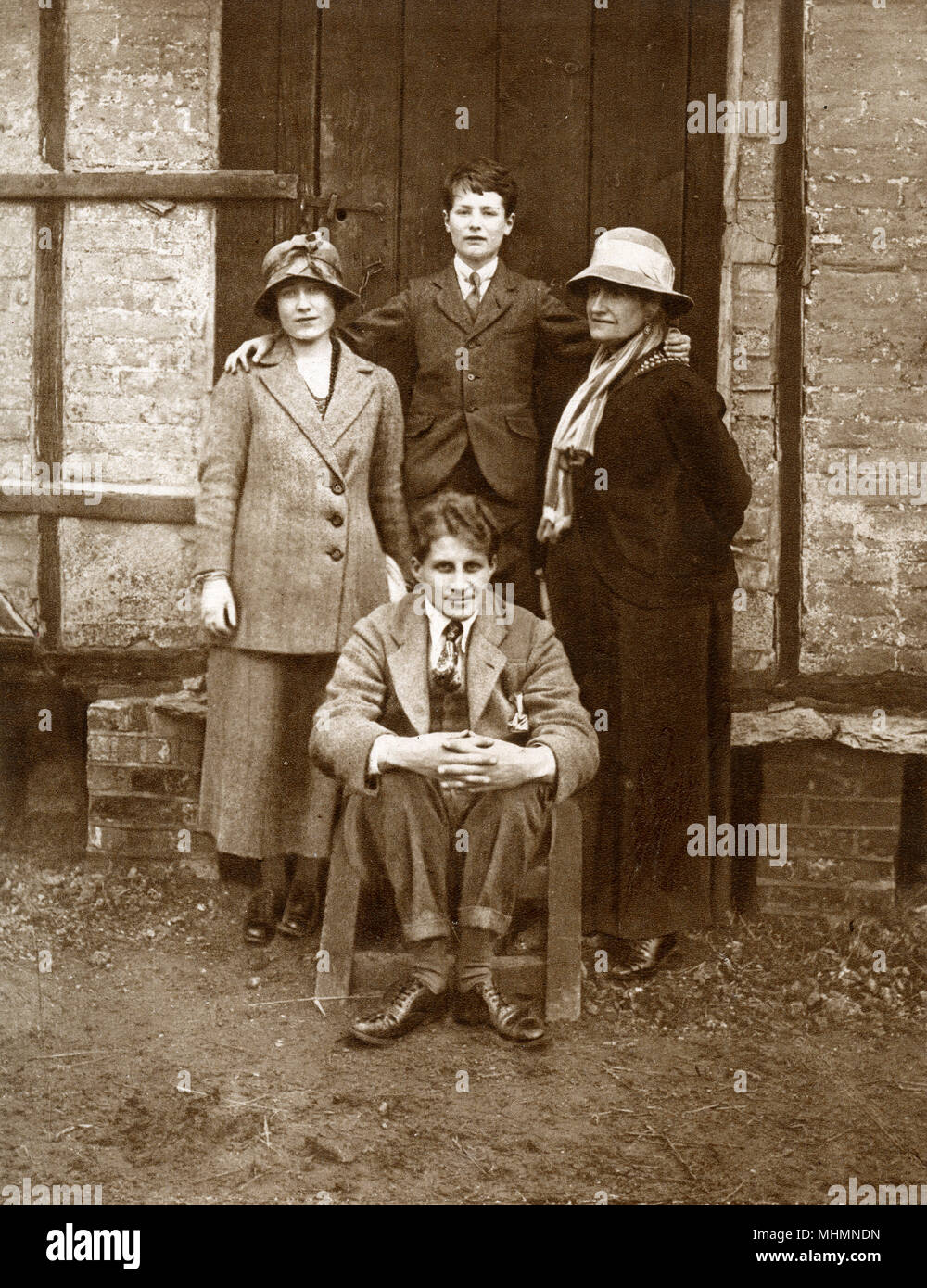 Eine interessante Gruppe Portrait an der Hertfordshire im Hause des Grafen von Strathmore im Jahr 1920 ergriffen: (links) Lady Elizabeth Bowes Lyon (später Königin Elizabeth, die Königinmutter) (1900-2002) (oben) Prinz Paul von Jugoslawien (1893-1976), (rechts) Elizabeth's Mutter, Cecilia Bowes-Lyon, Gräfin von Strathmore und Kinghorne (1962-1938) und (unten) Elizabeth's Bruder der Hon David Bowes Lyon (1902-1961). Datum: 1920 Stockfoto