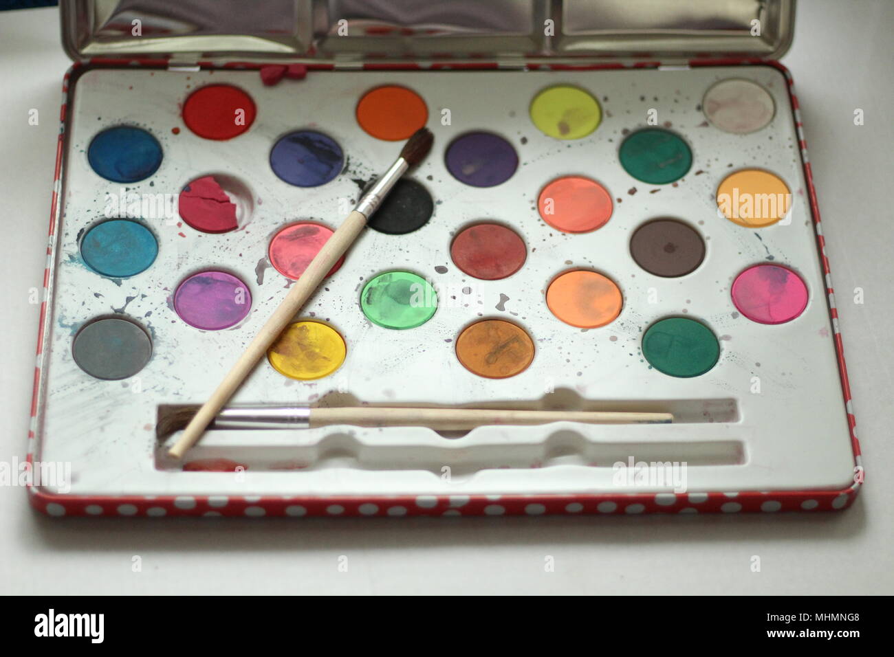 Kinder- Aquarell Malkasten und Bürste Stockfoto