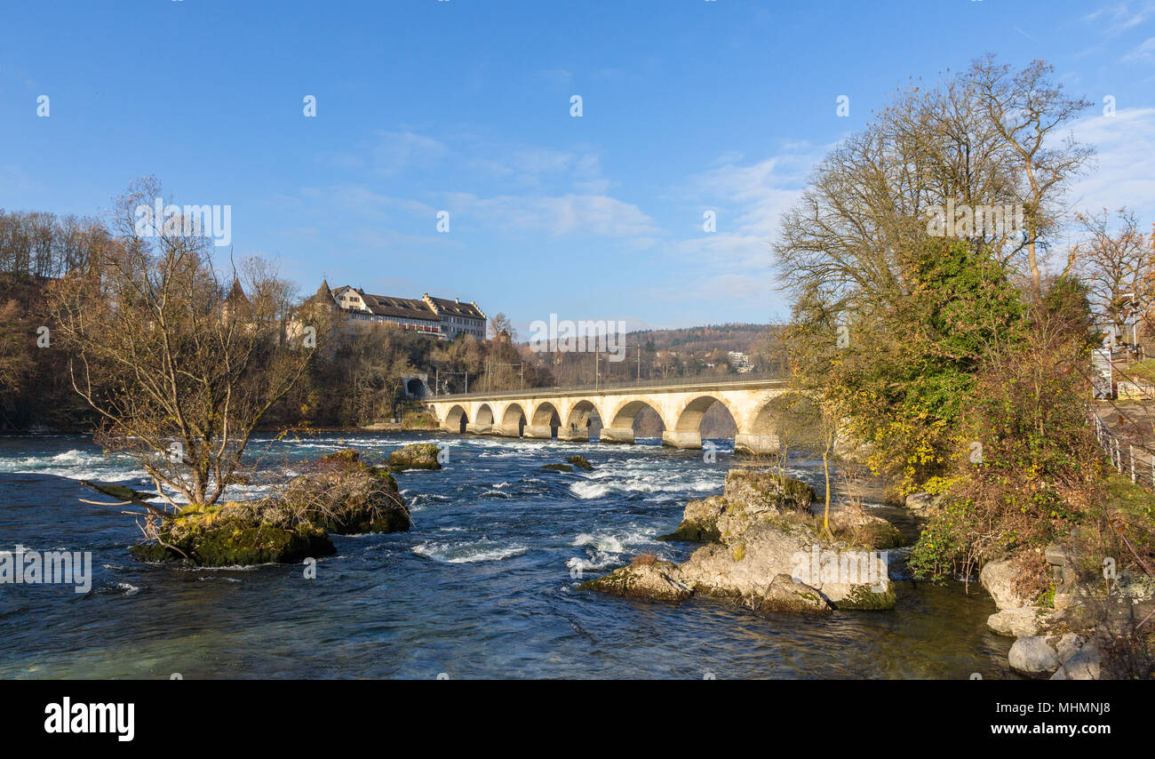 Schloss Laufen und dem viaduc am Rheinfall - Schweiz Stockfoto