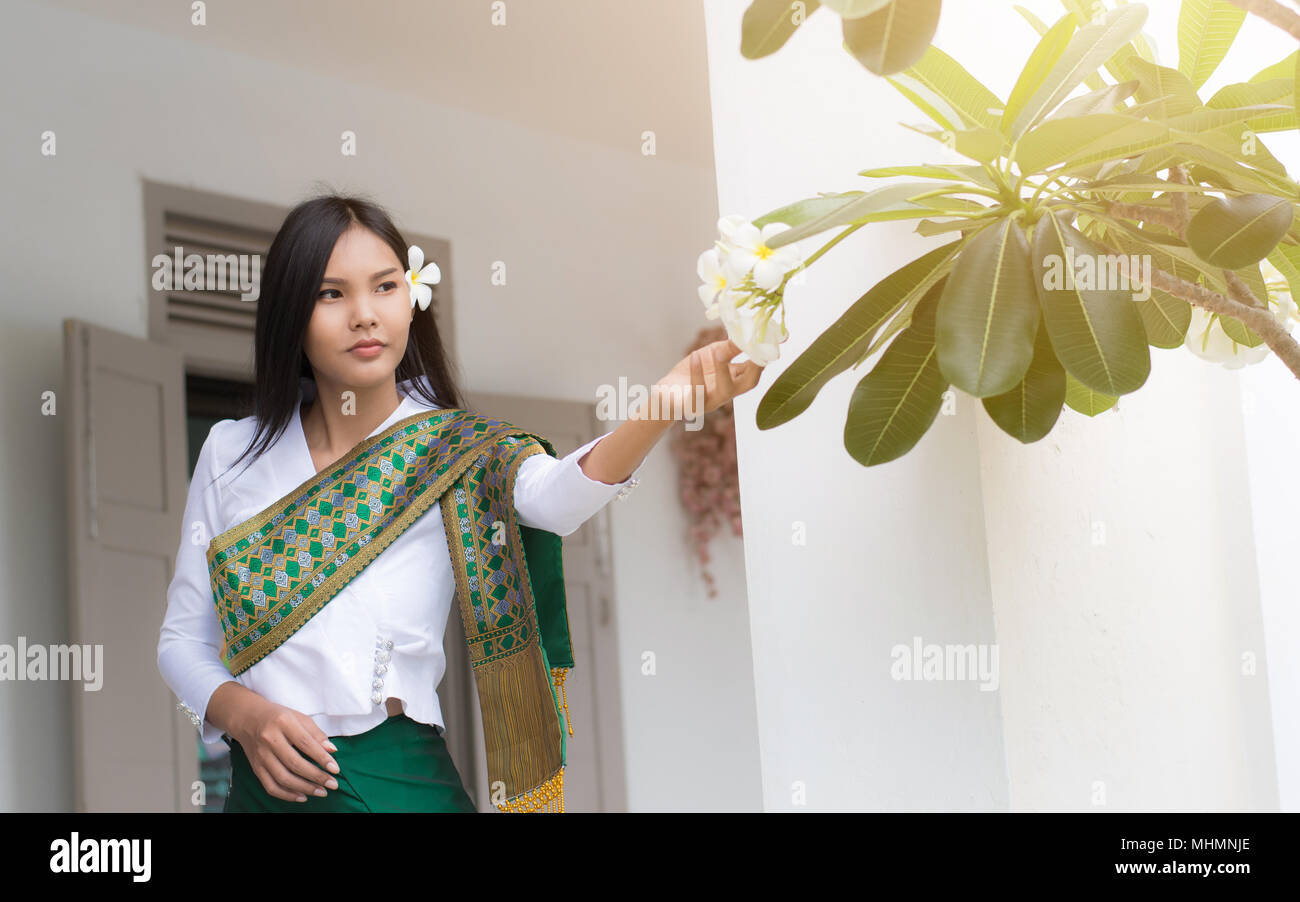 Schöne Mädchen in Laos Laos Kostüm, asiatische Frau, die traditionelle Laos Kultur, Vintage Style, traditionelle. Stockfoto
