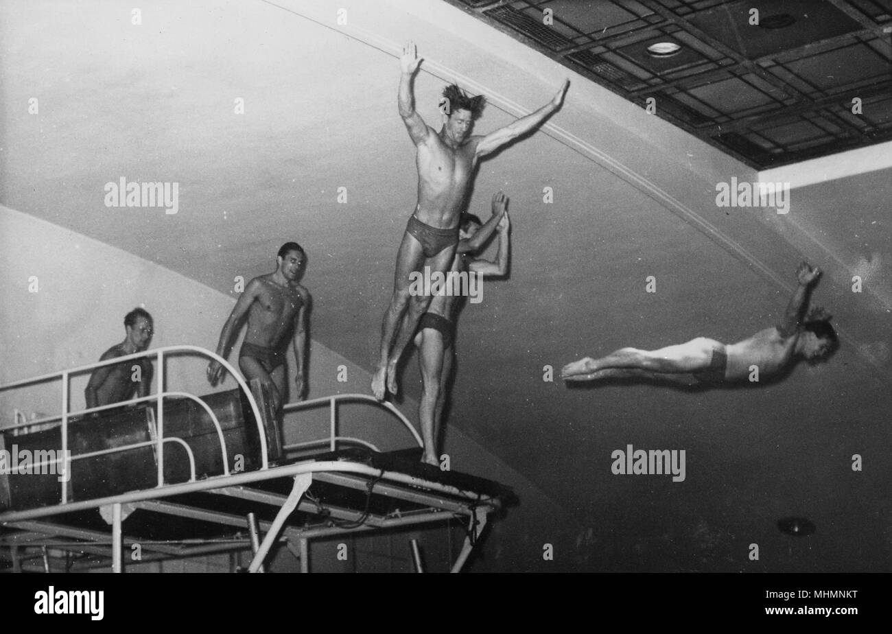 Männliches Synchronisiertes Schwimmteam - Bournemouth - Tauchen Stockfoto