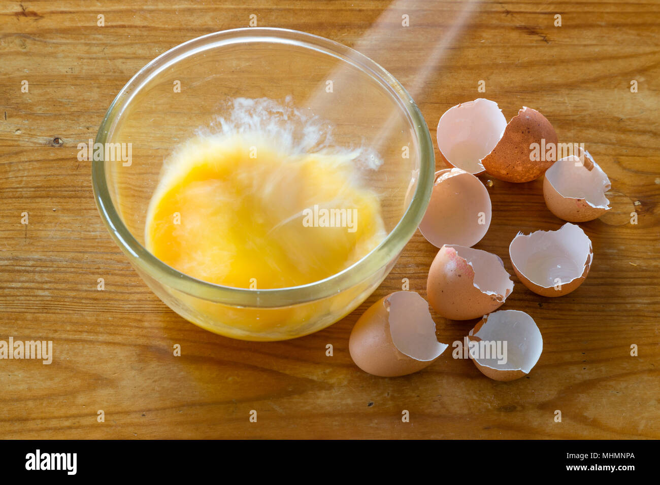Schlagen, Eier in der Schale für die kriechen und Omeletts Stockfoto