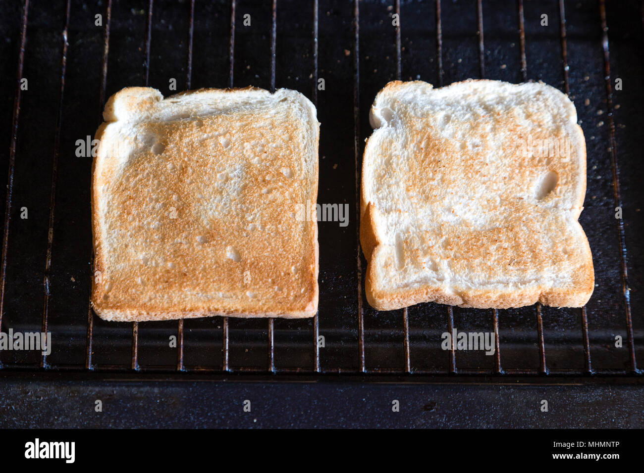 Zwei Scheiben Toast im toaster Stockfoto