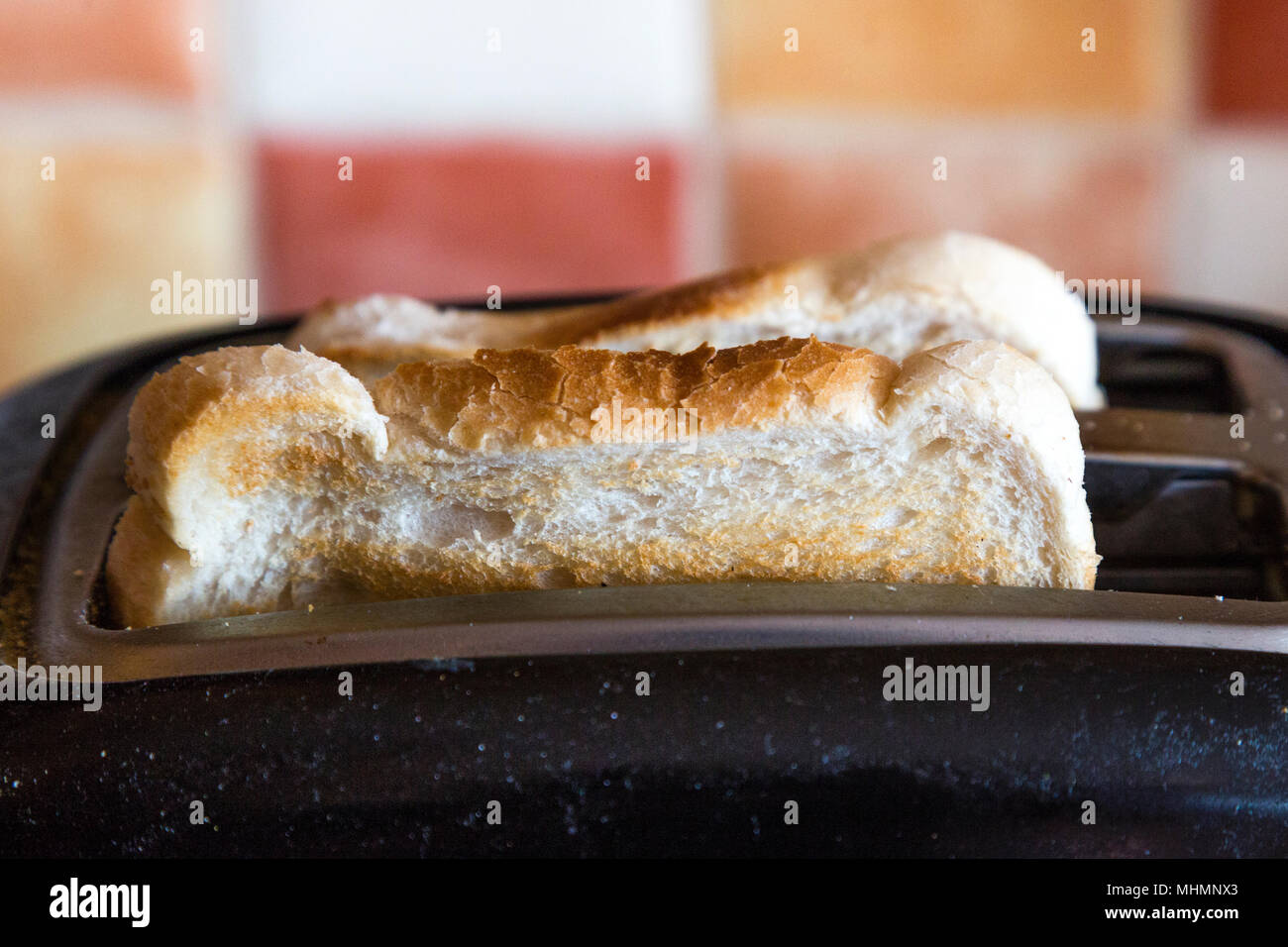 Zwei Scheiben Toast im toaster Stockfoto