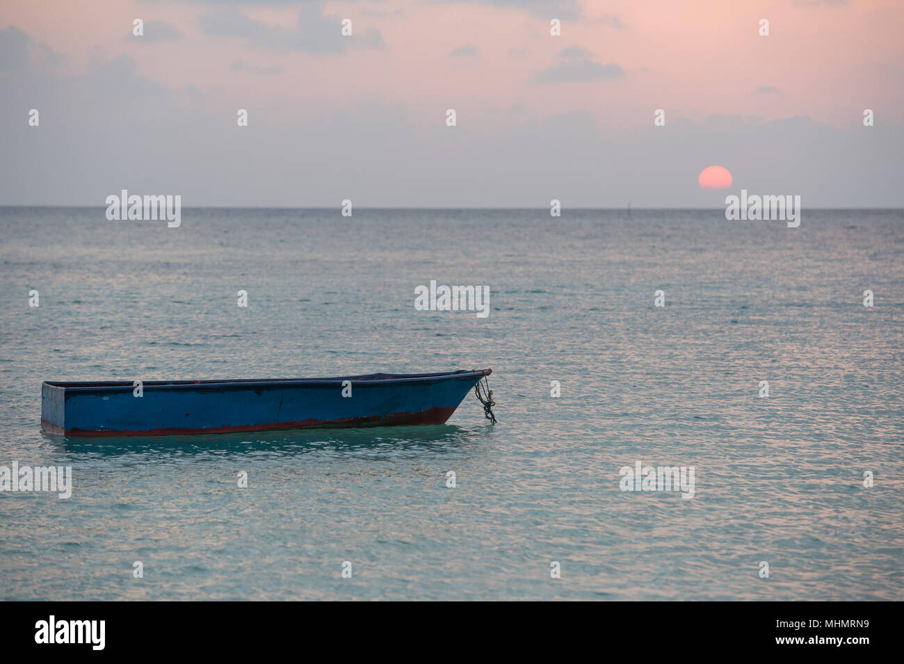 Abgebrochene versunkenen Schiff bei Sonnenuntergang auf den Malediven Stockfoto