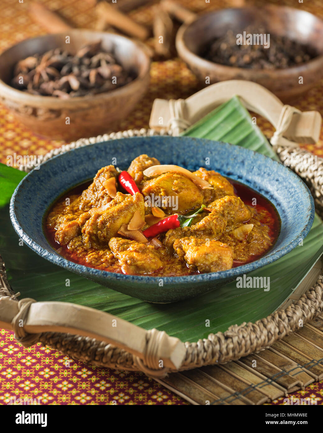 Rendang ayam. Indonesische coconut Chicken Curry. Indonesien Essen Stockfoto