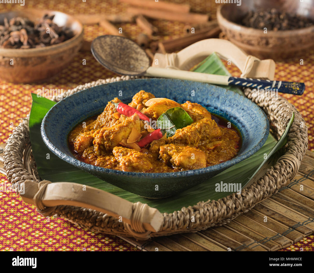Rendang ayam. Indonesische coconut Chicken Curry. Indonesien Essen Stockfoto