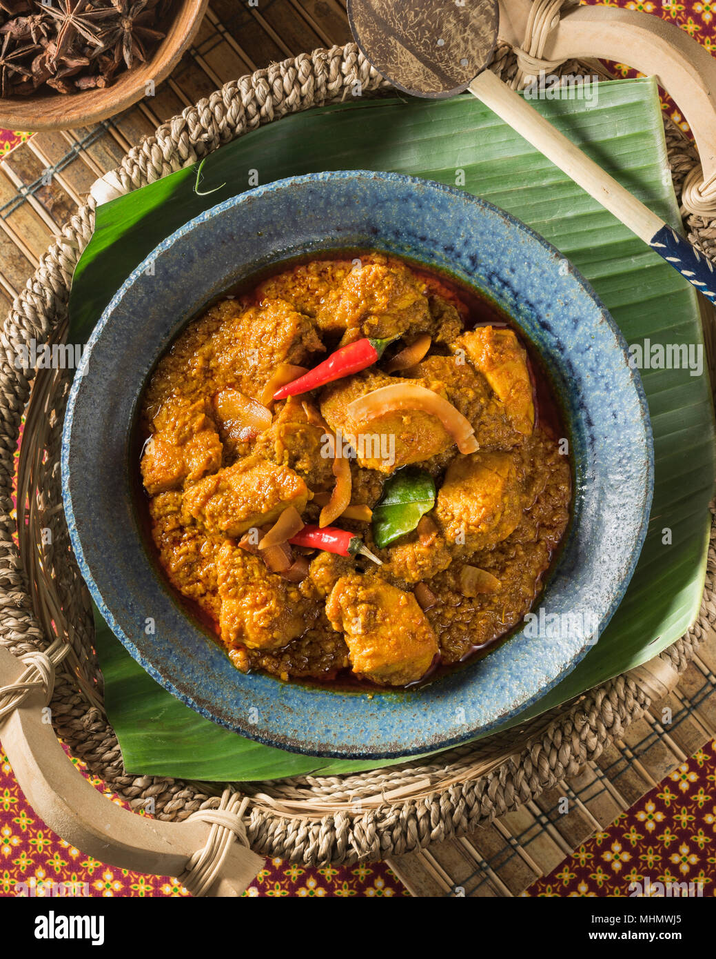 Rendang ayam. Indonesische coconut Chicken Curry. Indonesien Essen Stockfoto