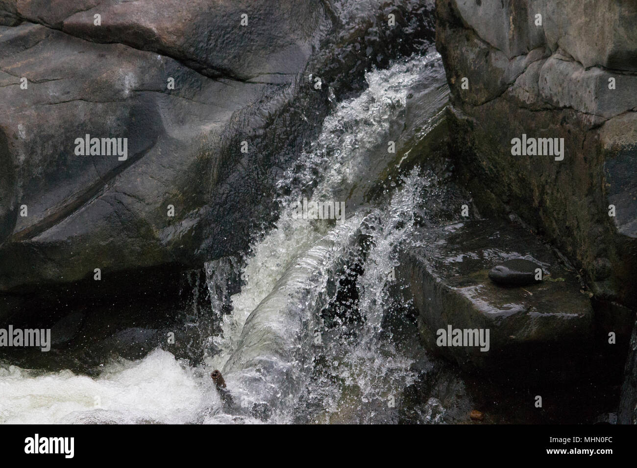 Hogenakkal Wasserfall in Südindien auf der Kaveri River im dharmapuri Distrikt des indischen Bundesstaates Tamil Nadu Stockfoto