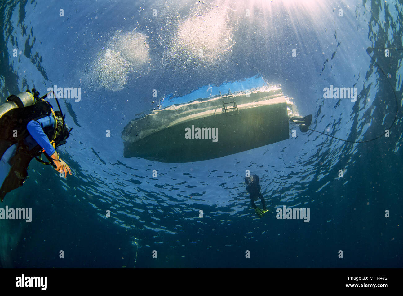 Boot kettenanker von Unterwasser mit Sonnenstrahlen. Stockfoto