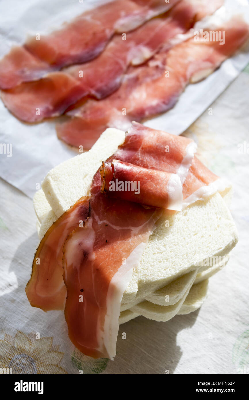 Leichte Mahlzeit, bestehend in einem Sandwich mit Italienischen Speck gesalzen oder geräuchert Schinken Stockfoto