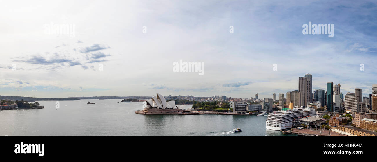 Panoramablick auf den Hafen von Sydney. Blick von der Sydney Harbour Bridge Stockfoto