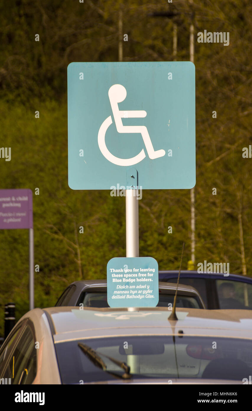 Zeichen in einem Supermarkt mit einem Parkplatz für Fahrer und Passagiere mit Behinderung reserviert Stockfoto