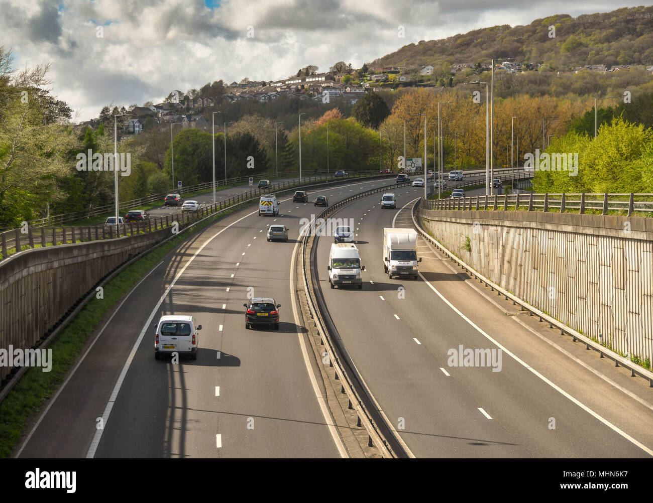 Der Verkehr auf der A470 Trunk Road in Pontypridd Stockfoto