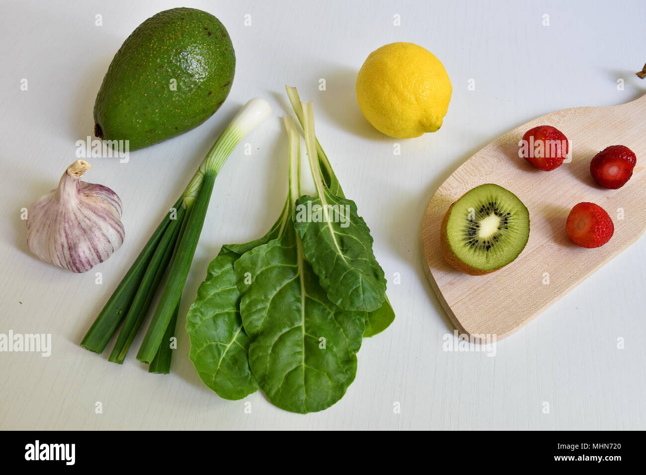 Hohen Winkel von Lebensmitteln auf weißem Hintergrund Stockfoto