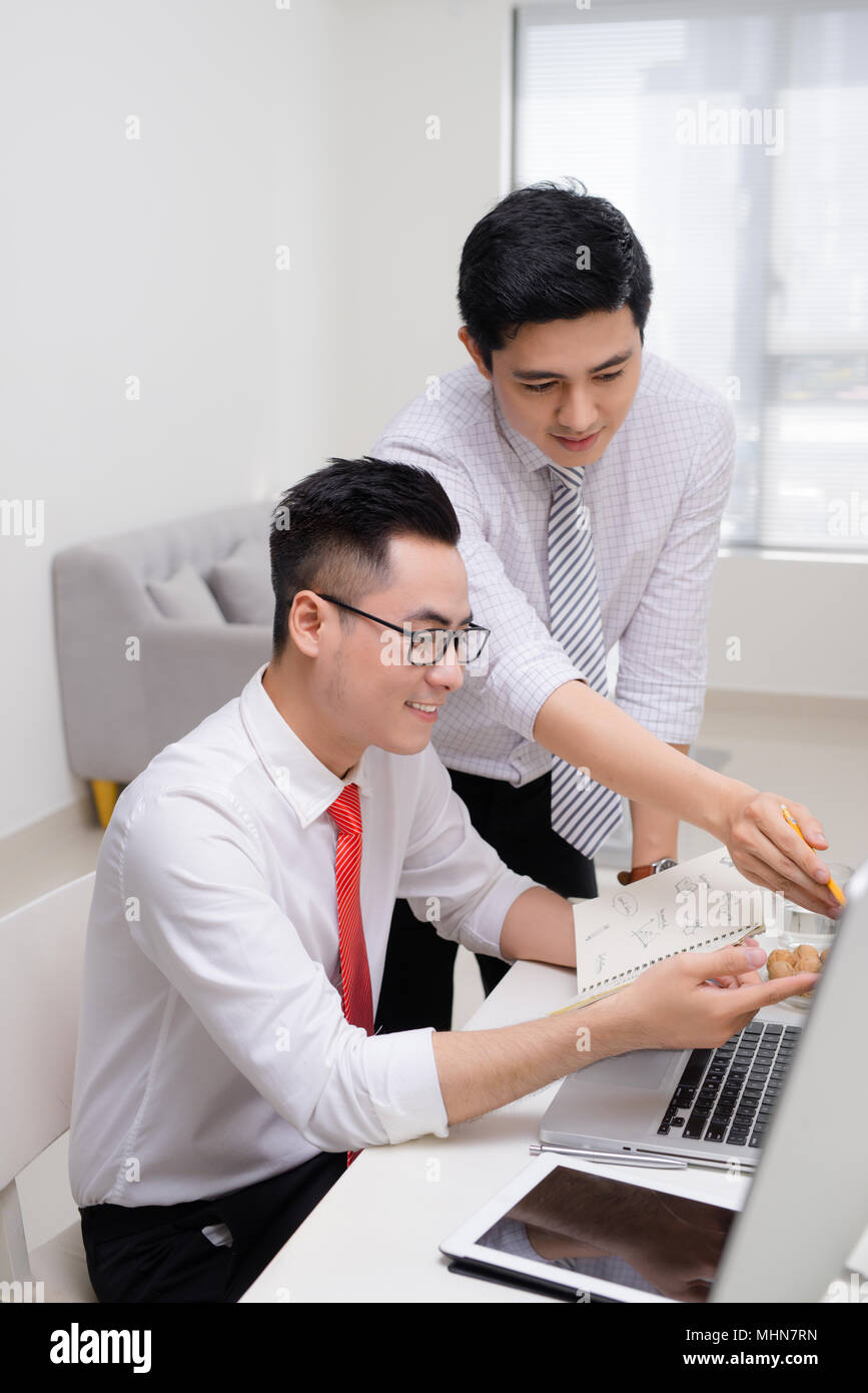 Arbeiten im Team. Foto junge Geschäft crew Arbeiten mit neuen startup Projekt. Projekt Manager treffen. Analysieren Sie Pläne, Papiere. Unscharfer Hintergrund, fi Stockfoto