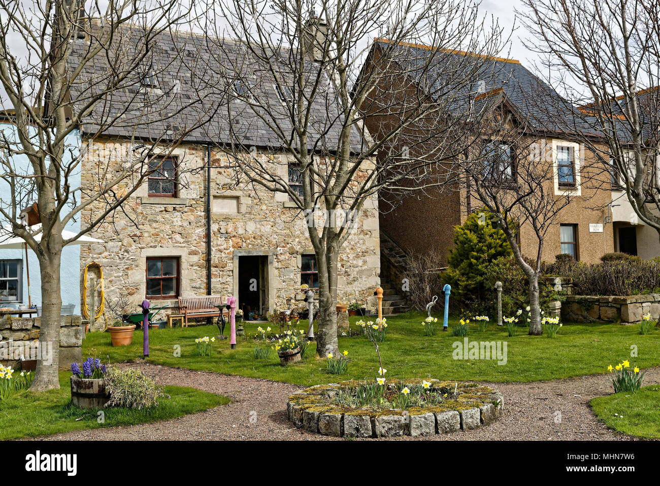 Garnison Teestube Helmsdale mit Häkeln geschmückte Bäume & Poller Stockfoto