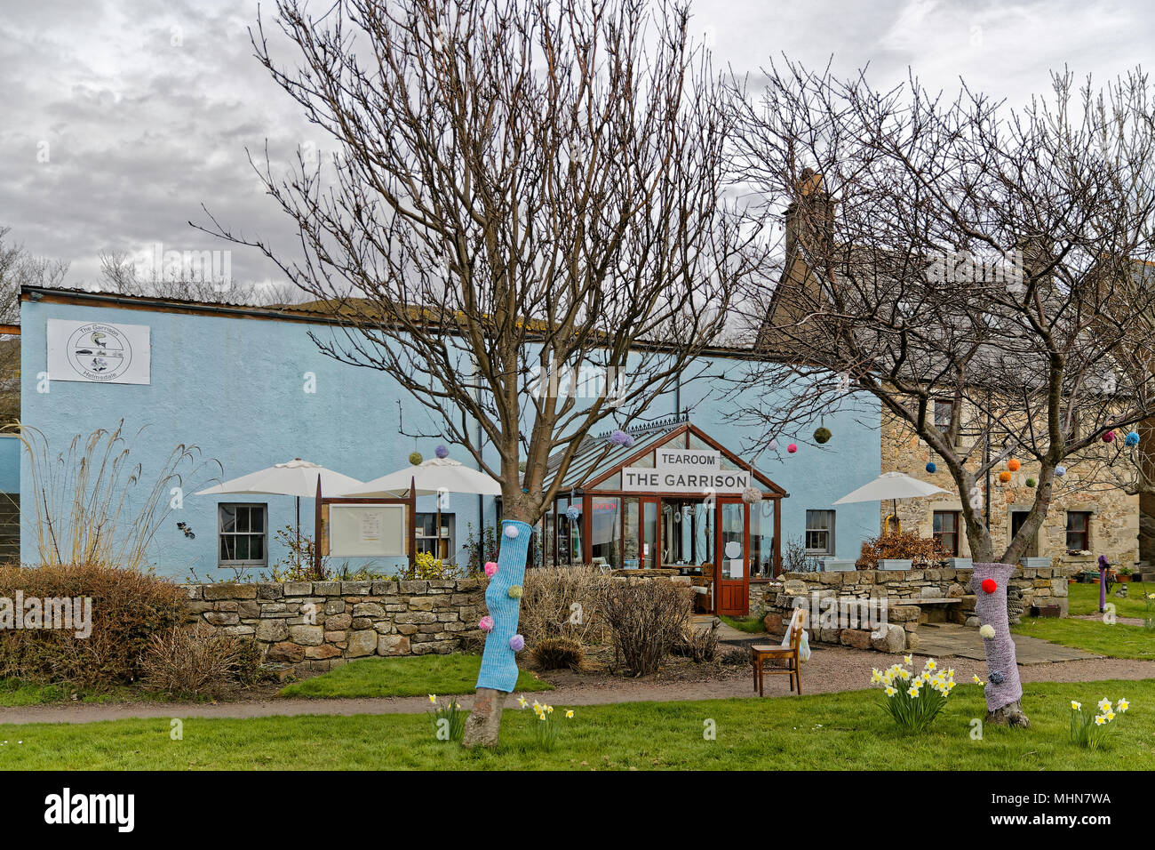 Garnison Teestube Helmsdale mit Häkeln geschmückte Bäume & Poller Stockfoto