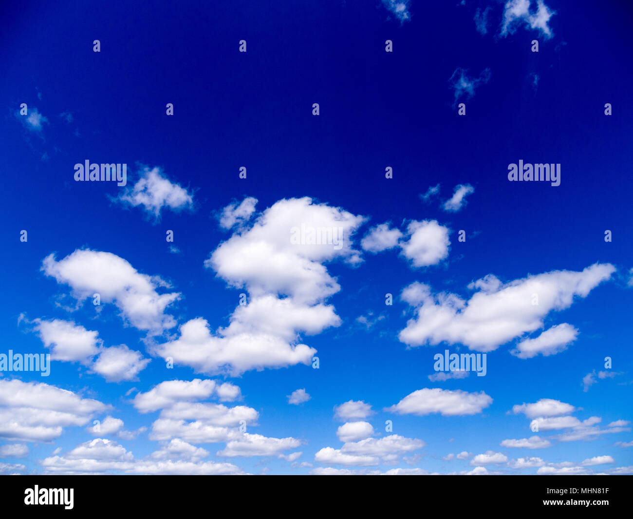 Blauer Himmel mit weißen flauschigen Wolken Stockfoto