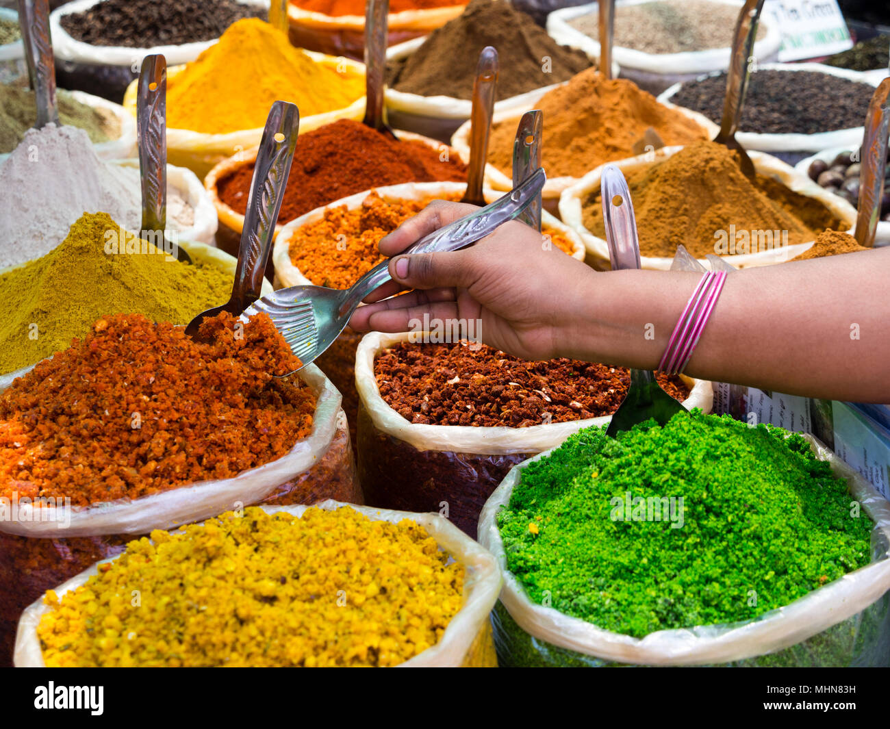 Goa, Indien; Auswahl von Gewürzen am Marktstand Stockfoto