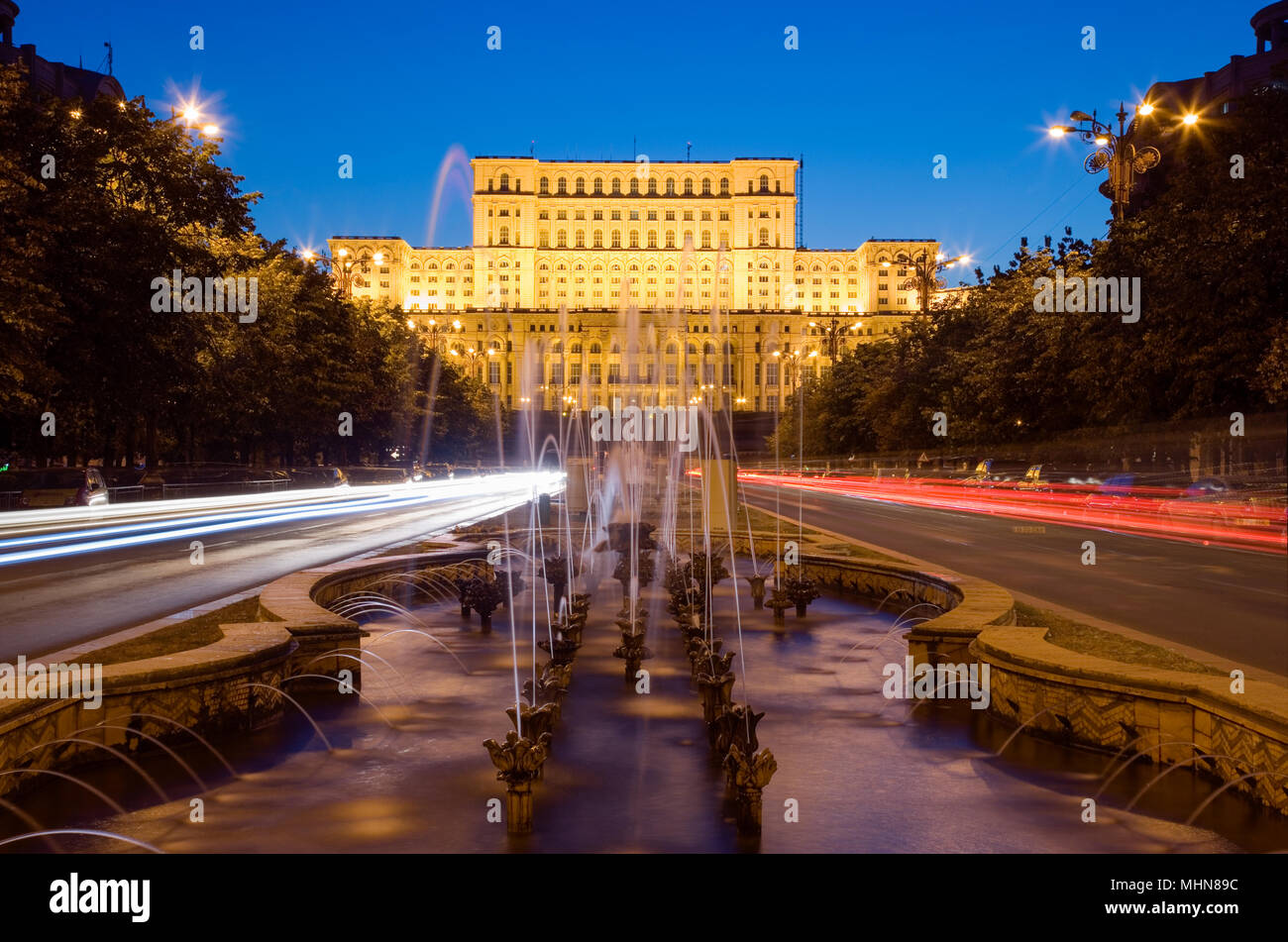 Bukarest, Rumänien; Palast des Parlaments vom Unirii Boulevard der Dämmerung Stockfoto