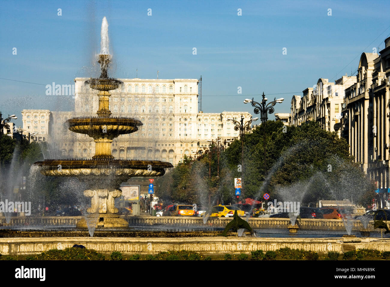 Bukarest, Rumänien; Piaţa Unirii (Union Square) mit dem Palast des Parlaments Stockfoto