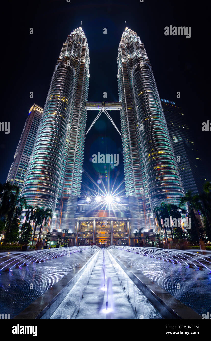 Petronas Twin Towers sind Zweibettzimmer Wolkenkratzer. Sie waren die weltweit höchste Gebäude von 1998 bis 2004 und noch höchste der Welt Twin Tower bis heute. Stockfoto
