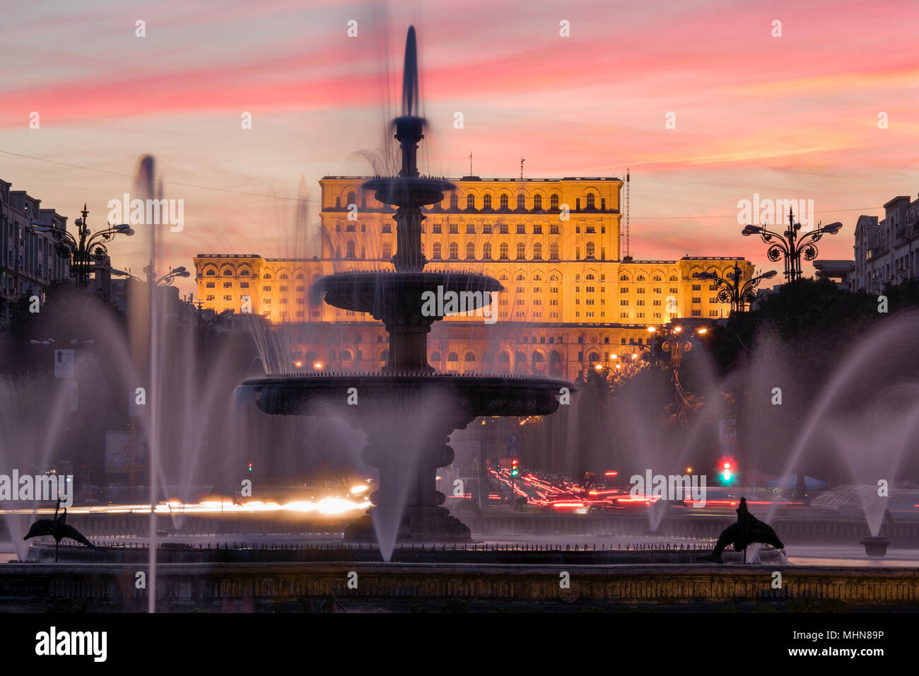 Bukarest, Rumänien; Piaţa Unirii (Union Square) mit dem Palast des Parlaments in der Dämmerung Stockfoto