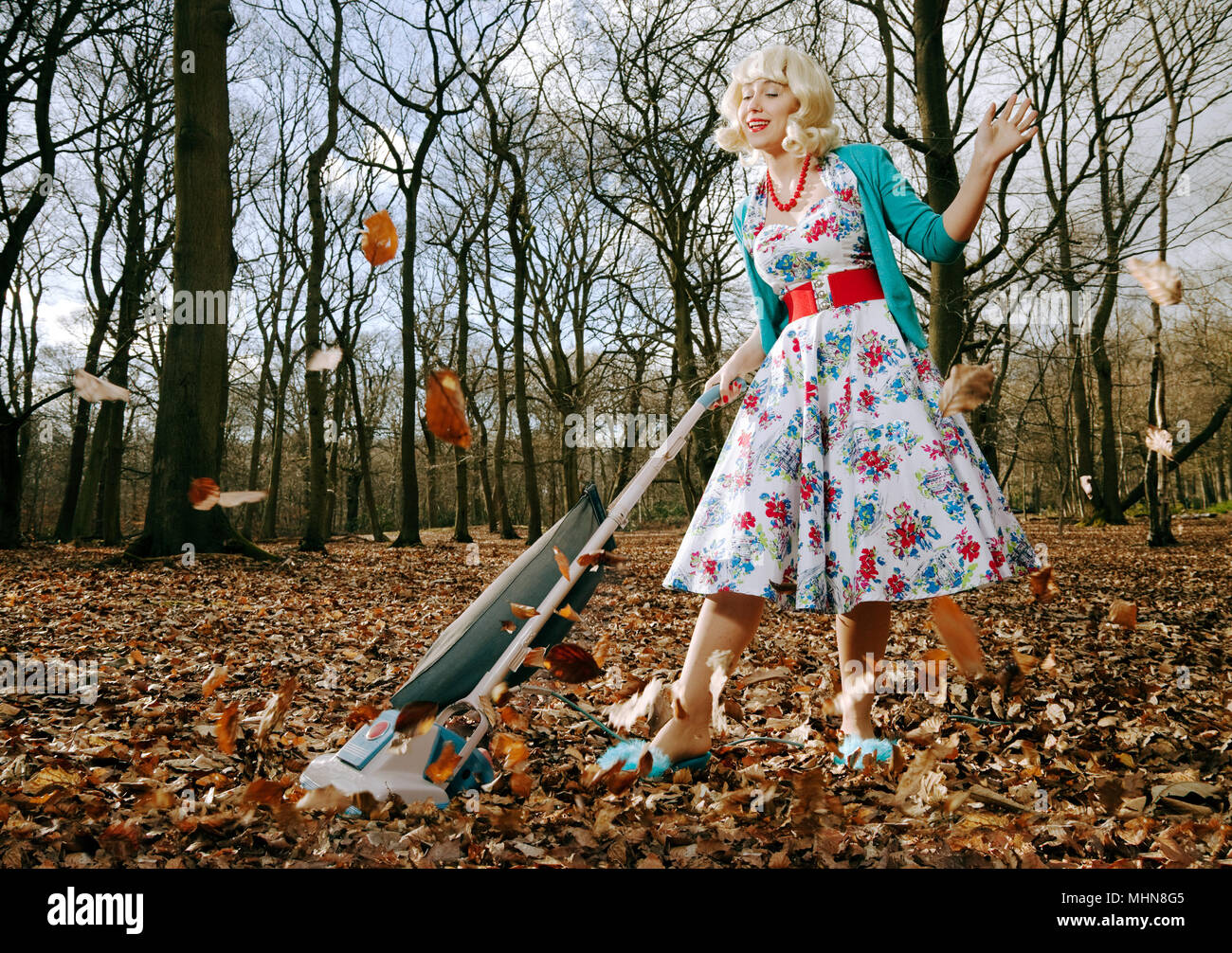 Frau im Retro-stil saugen bis die Blätter im Wald Stockfoto