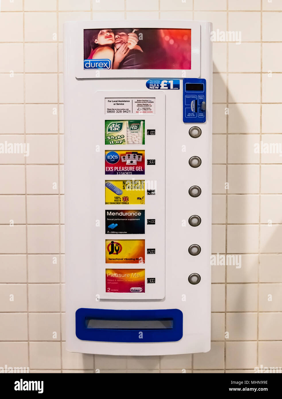 Empfängnisverhütende Maschine in den mens Toilette, Ebbsfleet station Stockfoto