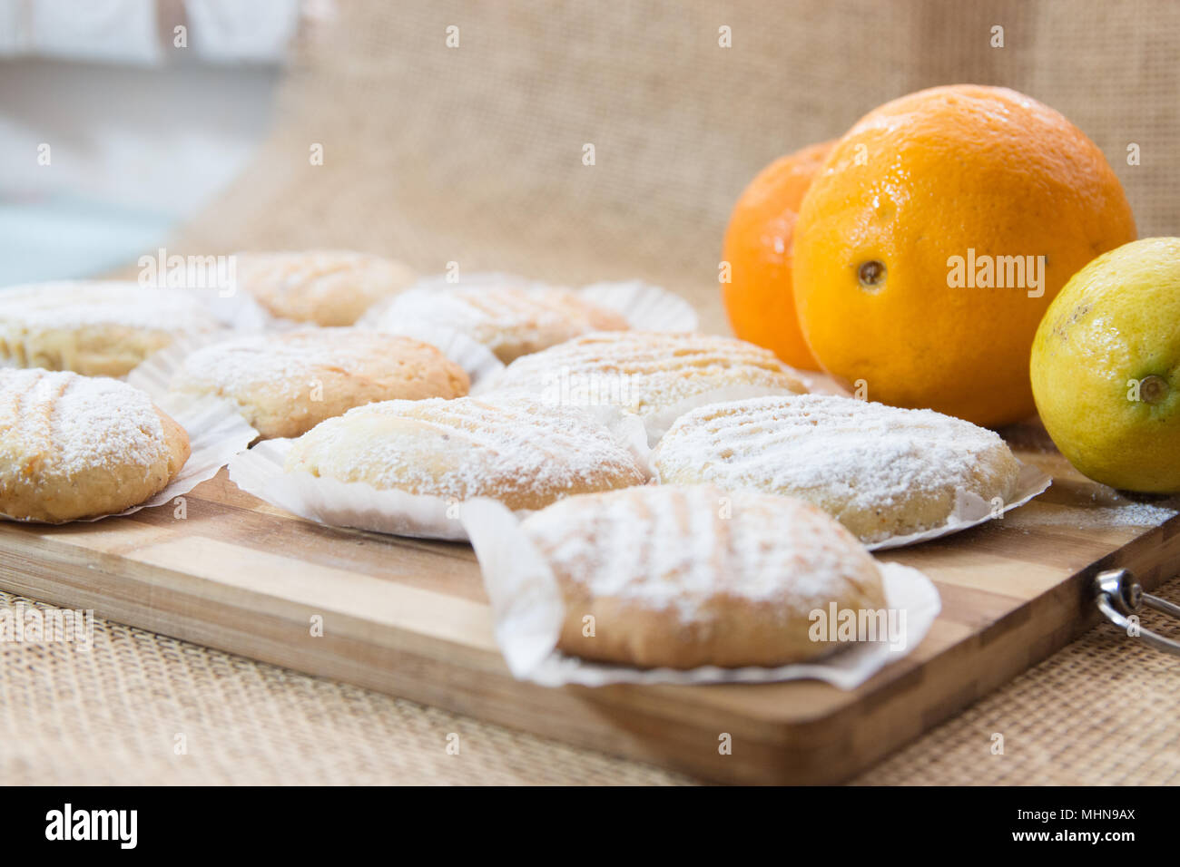 Cookies mit Orange und Zitrone. Organische Küche hausgemachte Kekse. Nahaufnahme. Stockfoto