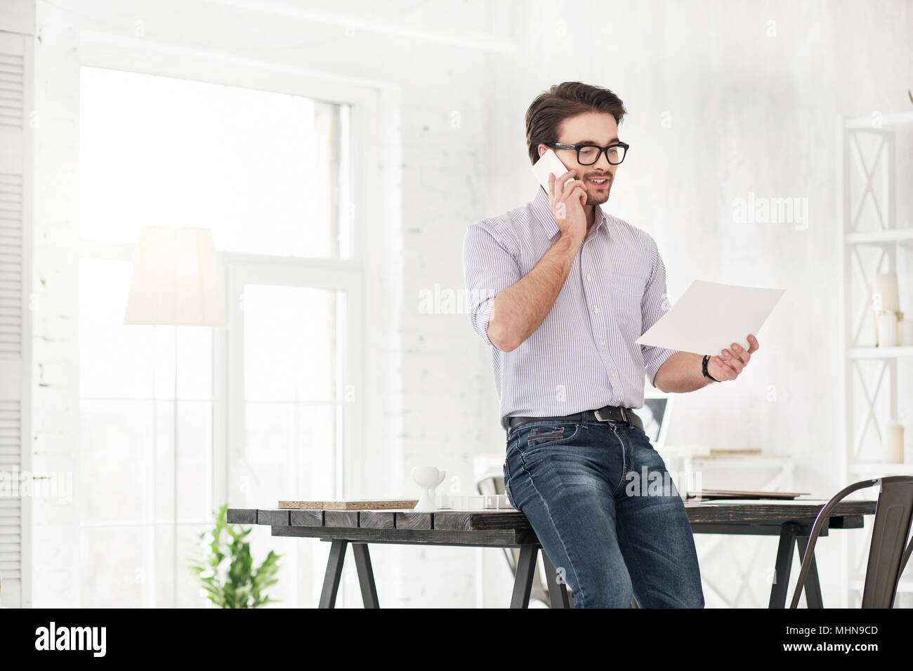 Inspiriert Manager sprechen über das Telefon Stockfoto