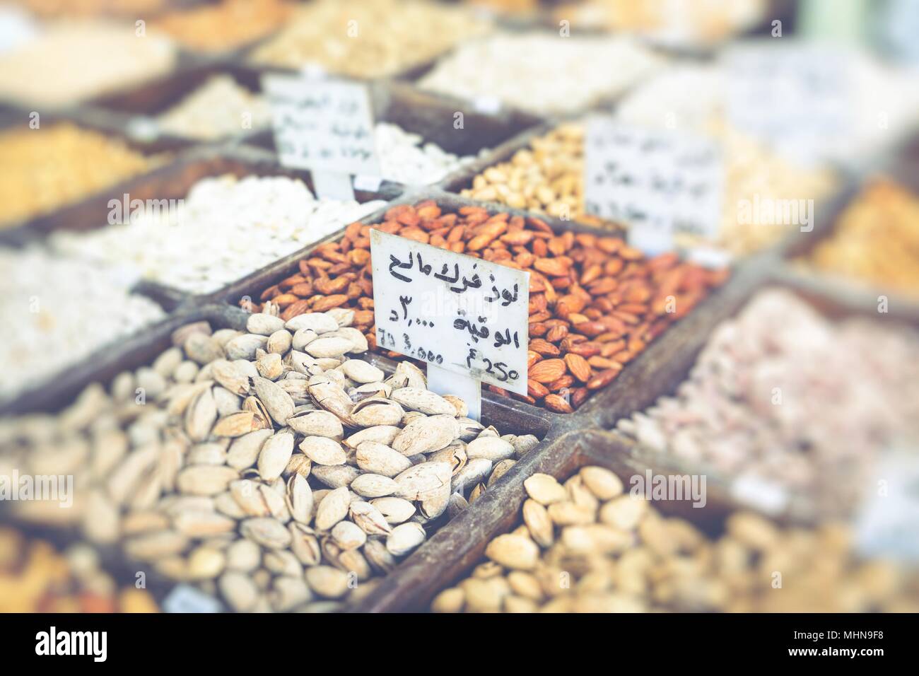 Auswahl der Gewürze auf einem traditionellen Markt in Amman, Jordanien. Stockfoto