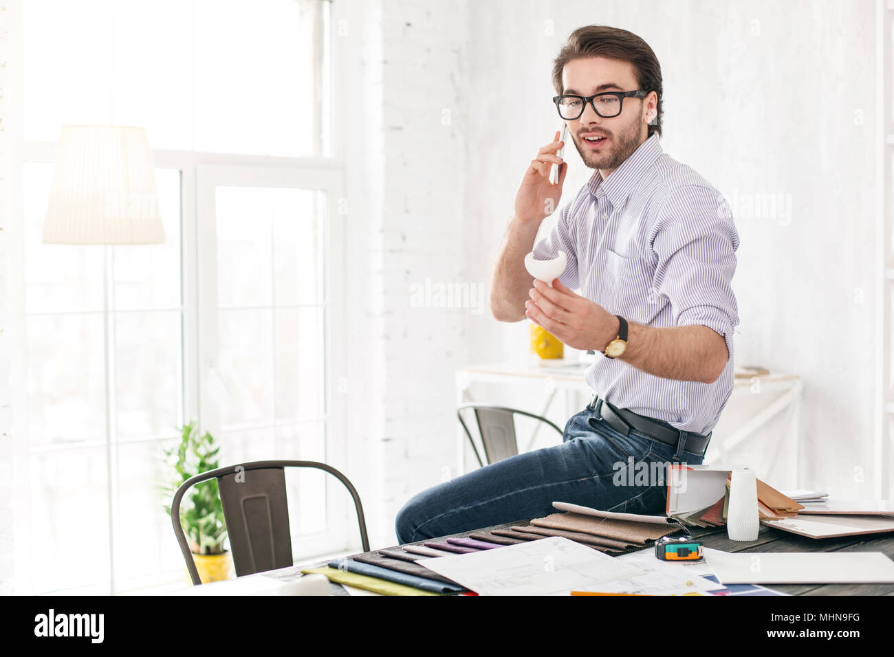 Erfolgreicher Geschäftsmann am Telefon sprechen Stockfoto