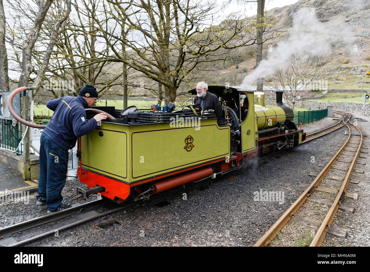 Northern Rock Dampfmaschine nehmen auf Wasser auf dem Narrow guage Ravenglass and Eskdale Museumsbahn Stockfoto