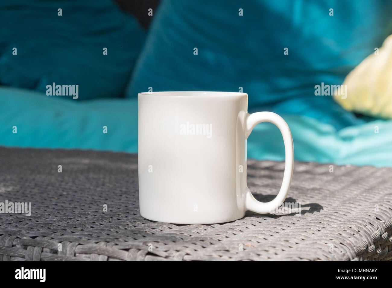 Weiße leere Kaffeetasse mock up Custom design/Angebot hinzuzufügen. Perfekt für Unternehmen Tassen verkaufen, nur overlay Ihre Angebots- oder Design auf das Bild. Stockfoto