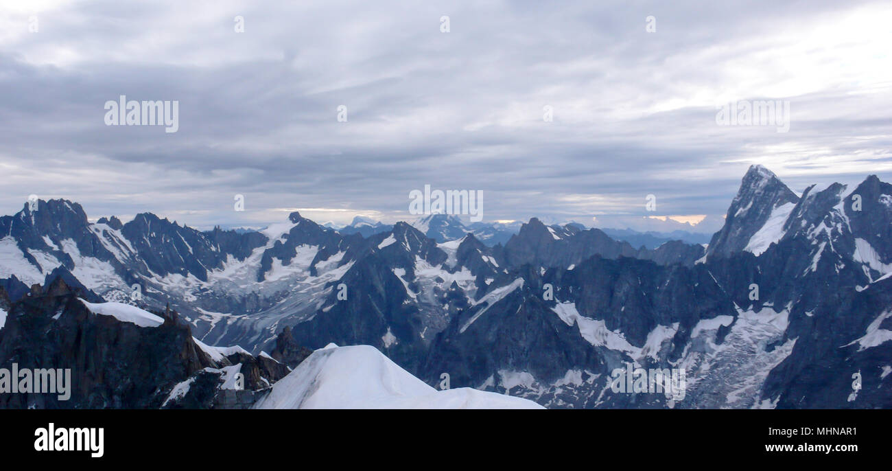 Panorama Aussicht auf die französischen Alpen in der Nähe von Chamonix mit dem Midi-Plan Ridge im Vordergrund. Stockfoto