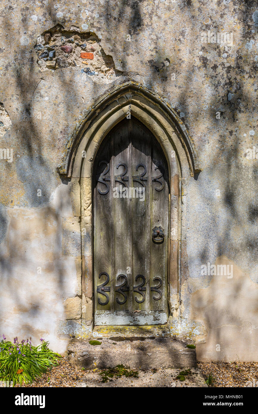 Alte Tür in St. Johannes der Täufer Kirche, Denham, Suffolk, Großbritannien. Stockfoto