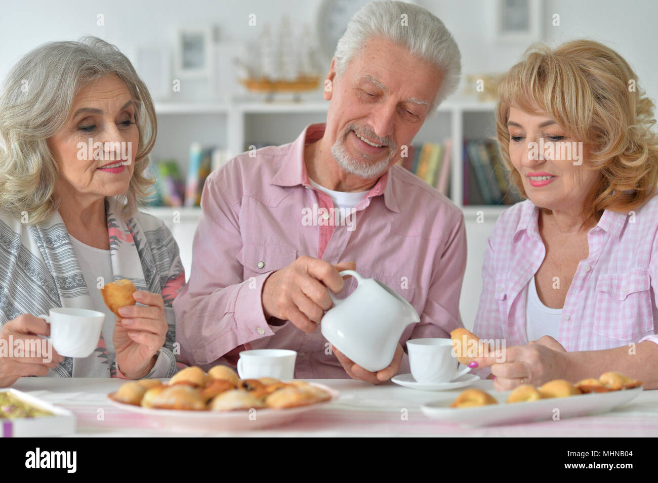 Ältere Leute Tee trinken. Stockfoto