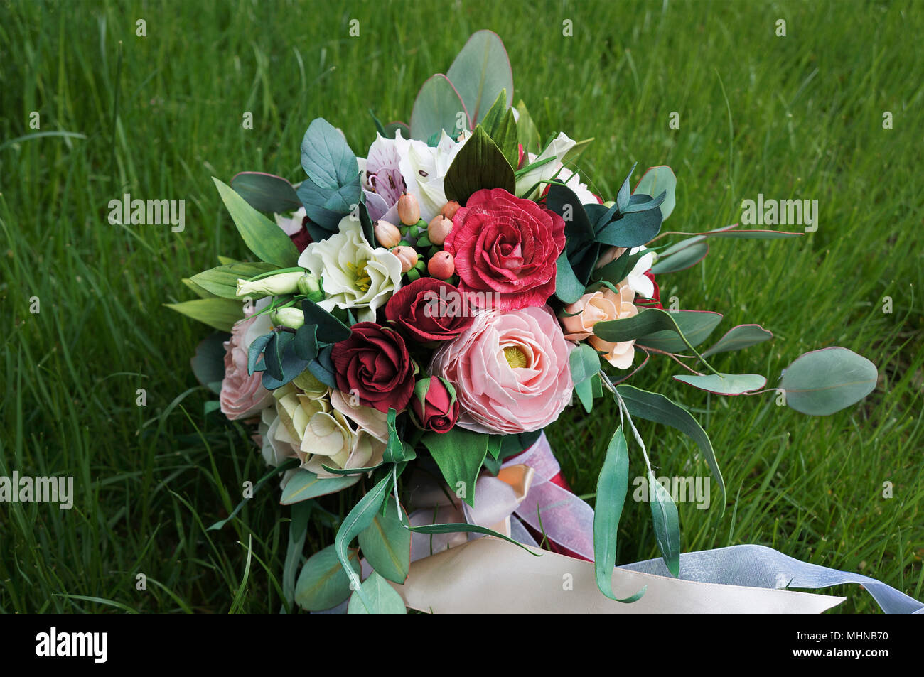 Künstliche Blumen aus Moosgummi. Blumenstrauß für die Braut. Schaumstoff -  Iran. Schöne bunte Wedding Bouquet. Handgefertigte Blume Stoff foamiran auf  t Stockfotografie - Alamy