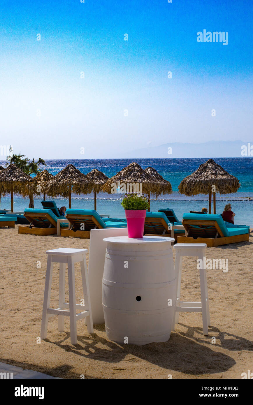 Griechenland Blue Beach Urlaub mit weißer Tisch rosa Topf Pflanze Stockfoto