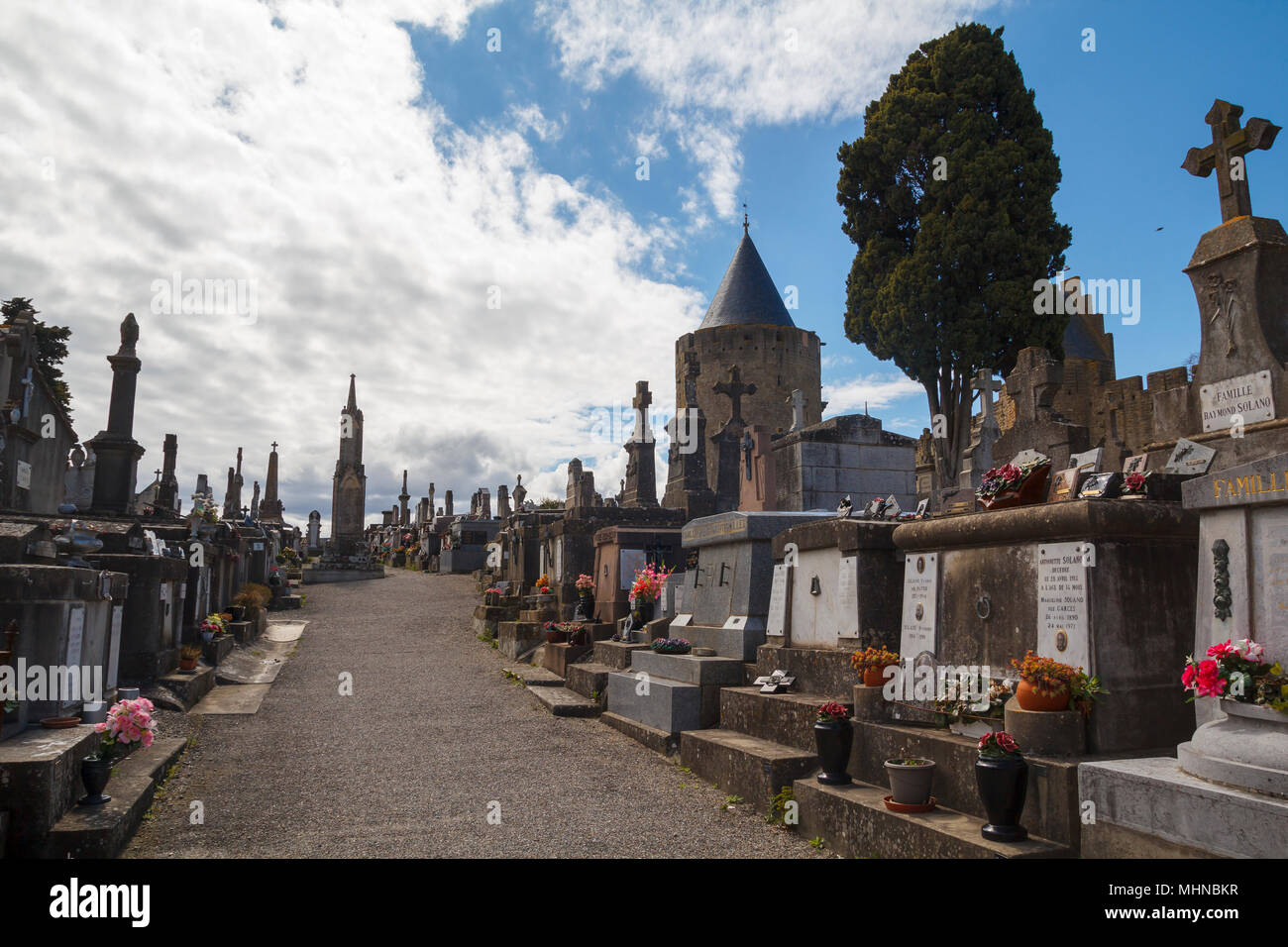 Der Friedhof der Stadt Carcassonne, neben Narbonnaise Tür in eine mittelalterliche Festung in der französischen Abteilung Stockfoto