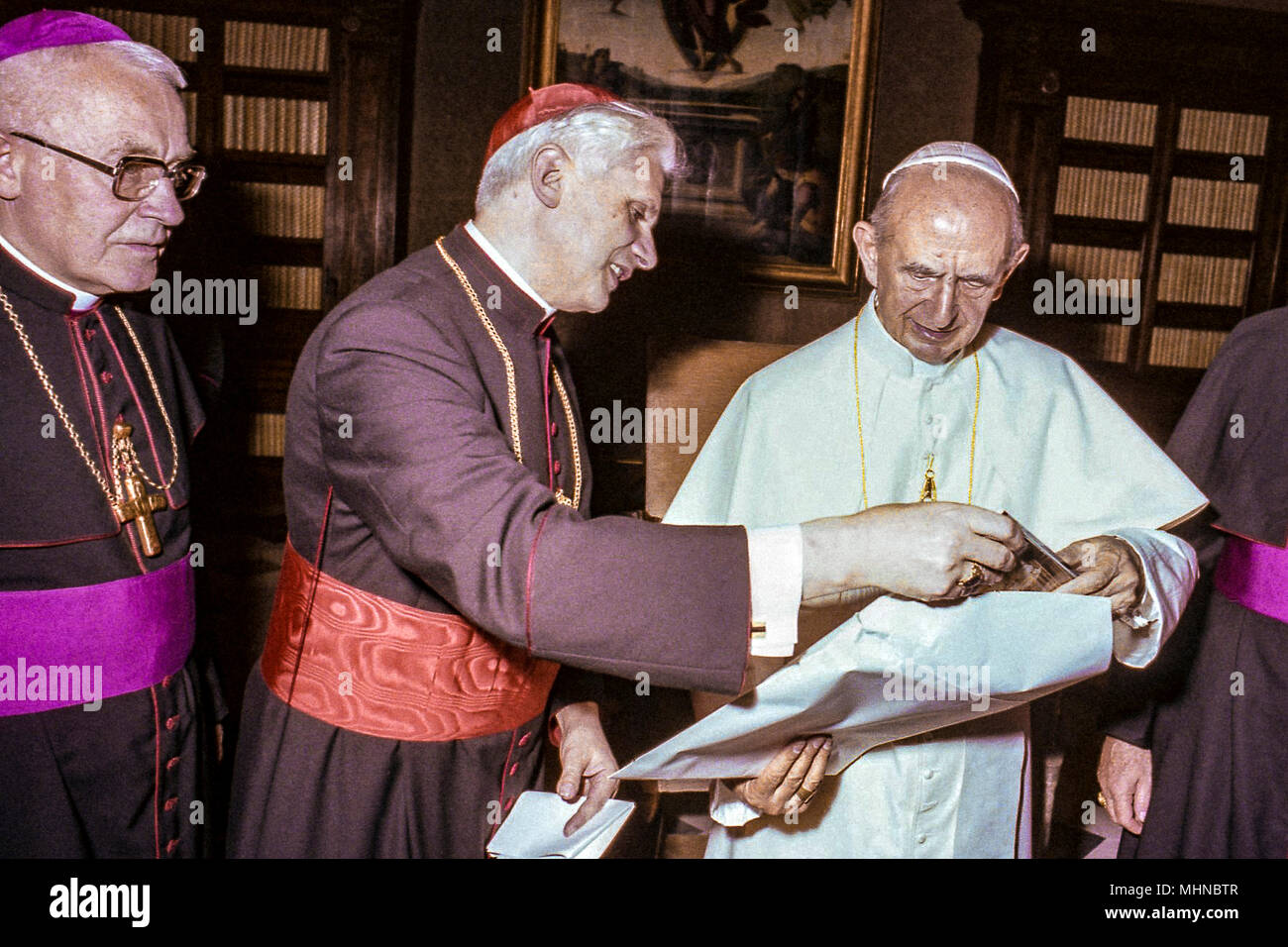 Papst Paul VI. und Kardinal Ratzinger 13 10 1977 Stockfotografie - Alamy