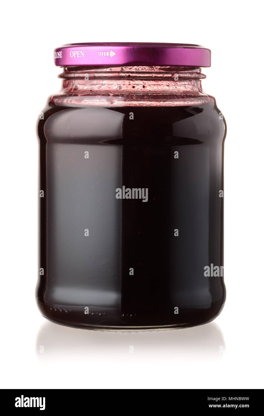 Jar von Blackberry jam isoliert auf weißem Stockfoto