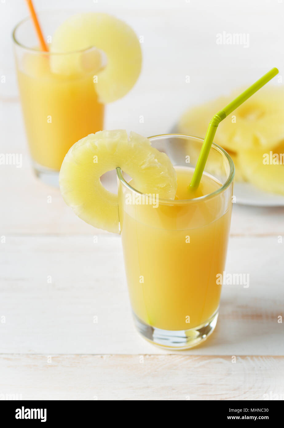 Zwei Gläser Ananassaft auf weissem Holztisch Stockfoto